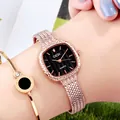 Montre carrée élégante pour femme avec bracelet maille or rose et cadran noir texturé - Cadran Noir Or Rose