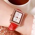 Elegante quadratische Damenuhr in Roségold mit funkelnden Diamanten und rotem Lederband - Rotes Armband Roségoldgehäuse Weißes Zifferblatt