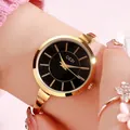 Orologio donna elegante con cinturino in oro lucido e un quadrante nero tondo minimalista - Cassa Oro IP Borchie Oro Quadrante Nero Cinturino Oro