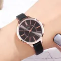 Elegante rotgoldene Uhr mit schwarzem Zifferblatt und Lederarmband am Handgelenk getragen - Gehäuse & Indizes in Roségold, schwarzes Zifferblatt, schwarzes Lederband