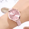 Elegante GEDI Quarzuhr mit rosa Zifferblatt und roségoldenem Gehäuse am Handgelenk - Gehäuse & Indizes in Roségold, rosa Zifferblatt, rosa Lederband