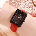 Montre carrée élégante pour femme avec lunette diamants noirs et cuir rouge croco - Bracelet Rouge Boîtier Noir Cadran Noir