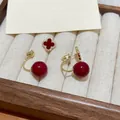 Red clover drop earrings with tassel detail and sparkling crystals in golden finish - E2318 Red / 925 Silver Needle
