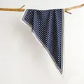 Sciarpa di seta blu navy a pois su un ramo di legno per un accessorio alla moda - Blu navy
