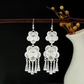 Orecchini etnici Miao in argento con nappe e design floreale traforato a strati - Nappa Traforata a Fiore a Cinque Petali Sovrapposti (E4662-2) / Argento