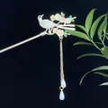 Goldene chinesische Haarnadel mit Emaille-Vogel und weißen Blumen mit langen Quasten - Rosa und Weißer Vogel mit Blumenquaste (2528)