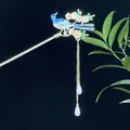 Chinesische Haarnadel mit silbernem Vogel, Emaille-Blüten und Perlen-Quasten - Blauer Vogel Rosa und Weiße Blumenquaste (2529)