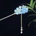 Chinesische Haarspange mit blauen Glasblumen und silbernen Metallquasten-Anhängern - Blau-Weiße Blumenquaste Silber (2534)