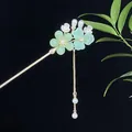 Goldene Hanfu Haarnadel mit hellgrünen Harzblüten und weißen Perlen Quasten Akzent - Hellgrüner Blumenstil (2533)