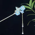 Eleganter goldener Haarstab mit hellblauen Blumen und weißem Schmetterling Anhänger - Himmelblaue Blume Schmetterling Quaste (2521)