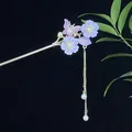 Goldene chinesische Haarnadel mit lila Blüten, rosa Schmetterling und Perlenquasten auf Schwarz - Lila-Rosa Schmetterling Blume Quaste (2518)