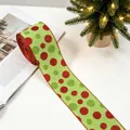 Λεπτομέρεια από πράσινη χριστουγεννιάτικη κορδέλα με κόκκινα πουά σε γιορτινό φόντο - Στυλ με Πράσινα Πουά (R-C98)
