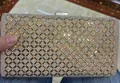 Primer plano de un bolso de fiesta de lujo con diamantes de imitación y cristales brillantes - Textura de Rejilla Cruzada de Rombos (198) / Champaña/Plata