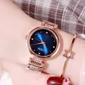 Reloj de cuarzo para mujer en oro rosa con esfera azul oscuro y detalles de cristal - Caja de Oro Rosa Esfera Azul