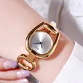 Damen-Armbanduhr in Gold mit Hufeisengliedern und blauen Zeigern am Handgelenk - Goldenes Gehäuse Weißes Zifferblatt