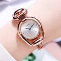 Elegante reloj de herradura en oro rosa con esfera plateada y manecillas azules - Caja de Oro Rosa Esfera Blanca