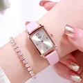 Elegantes Gedi Quadratische Rosegold-Uhr mit rosa Lederarmband und Kristall-Armband-Set - Rechteckiges silbergebürstetes Zifferblatt Roségoldgehäuse Rosa Armband Und Strassarmband / Rosa Armband Weißes Zifferblatt