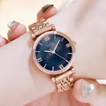 Montre femme en acier or rose avec cadran bleu foncé texturé et chiffres romains élégants - Boîtier Or Rose Cadran Noir