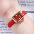 Montre femme élégante avec boîtier rectangulaire or rose et bracelet en cuir rouge - Boîtier Or Rose Cadran Rouge Bracelet Rouge