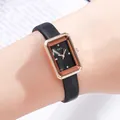 Montre femme rectangulaire en or rose avec bracelet en cuir noir et cadran épuré - Boîtier Or Rose Cadran Noir Bracelet en Cuir Noir