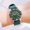Montre à quartz pour femme avec bracelet en toile vert foncé et boîtier métallique argent - Coquillage Argenté Plaque Verte Rayure Vert Foncé