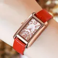 Damen-Quarzuhr mit rechteckigem Roségoldgehäuse und rotem Lederarmband am Handgelenk - Roségold Gehäuse Weißes Zifferblatt Rotes Lederarmband