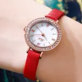 Montre élégante pour femme en or rose avec lunette strass et bracelet en cuir rouge - Boîtier Or Rose Cadran Blanc Bracelet en Cuir Rouge