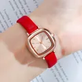 Elegante rotgoldene quadratische Uhr mit rotem Lederarmband und metallischem Zifferblatt - Roségoldgehäuse Rosezifferblatt Rotes Band