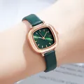 Retro-Quarzuhr mit dunkelgrünem Lederarmband und roségoldenem Gehäuse am Handgelenk - Roségold Gehäuse Grünes Zifferblatt Dunkelgrünes Armband