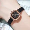 Elegante eckige Damenuhr mit roségoldenem Gehäuse und schmalem schwarzen Lederband - Roségold Gehäuse Schwarzes Zifferblatt Schwarzes Armband