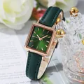 Vintage Damenarmbanduhr mit smaragdgrünem rechteckigem Zifferblatt und Lederband - Grün