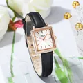 Elegante roségoldene quadratische Uhr mit weißem Zifferblatt und schwarzem Lederarmband - Schwarz
