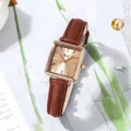Elegante rechteckige goldene Damenuhr mit grünem Zifferblatt und braunem Lederarmband - Kaffeebraun