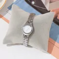 Elegante Damen-Quarzuhr in Silber mit ineinandergreifendem Kettenarmband auf Display - Silbernes Gehäuse Weißes Zifferblatt