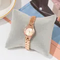 Schicke Damenquarzuhr mit kleinem Zifferblatt und roségoldenem Metallarmband auf Kissen - Roségold Gehäuse Roségold Zifferblatt