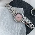 Montre gourmette argentée pour femme dotée d'un cadran rectangulaire rose délicat - Boîtier Argenté Cadran Nacre Rose Chaîne Denim Argentée