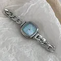 Montre chaîne GEDI argentée pour femme avec cadran carré bleu clair et bracelet en métal - Boîtier Argenté Cadran Nacre Bleue Chaîne Denim Argentée