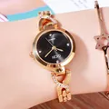 Montre GEDI pour femmes avec petit cadran noir et accents en diamant sur bracelet doré - Boîtier Or Cadran Noir