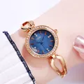 Montre élégante en or rose pour femme avec cadran bleu et lunette en cristaux brillants - Boîtier Or Cadran Bleu
