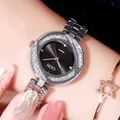 Elegante reloj de acero plateado con esfera negra y caja con diamantes en la muñeca - Caja Plateada Esfera Negra