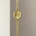 Vue verticale d'une montre vintage ovale dorée avec chiffres romains et bracelet gourmette - Boîtier Doré Cadran Doré