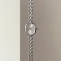 Détail d'une montre vintage ovale argentée avec chiffres romains et bracelet chaîne - Boîtier Argenté Cadran Blanc