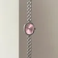 Vue macro détaillée d'un cadran ovale rose avec chiffres romains et bracelet en métal argent - Boîtier Argent Cadran Rose