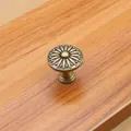 Dettaglio macro del pomello per cassetto in lega di zinco bronzo antico con motivo floreale - Bronzo - Piccolo