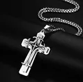 Dettaglio del pendente a croce in argento con filigrana su pelle nera elegante - Nero + Catena in Acciaio Inossidabile