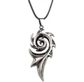 Makroaufnahme von silbernem Spiralanhänger mit dunkler Tribal-Textur im Gothic-Stil - Silver Spiral with Leather Cord