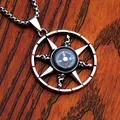 Primer plano del colgante brújula vintage de acero inoxidable con cadena de perlas - Negro
