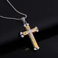 Detalle de colgante de triple cruz en oro y plata con cadena de bolas finas - Dorado