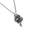Gros plan du pendentif serpent viking avec écailles détaillées et finition vintage - Serpent Enroulé + Chaîne en Acier Inoxydable