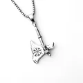 Vue détaillée du pendentif hache viking avec boussole vegvisir et décor de crâne - Longue Hache + Chaîne en Acier Inoxydable